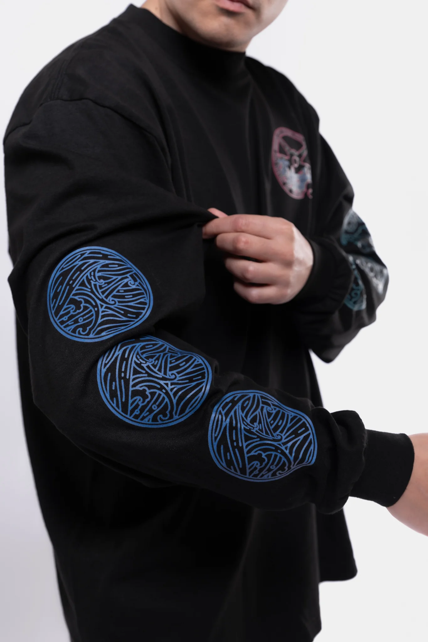 Wheyquaza vs Gyarolldos Premium Oversized Longsleeve - Image 5